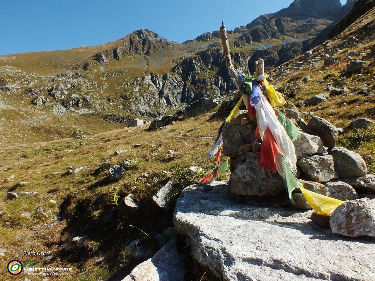 22 bandierine tibetane con vista in Pizzo Zerna .JPG